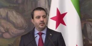 الشيباني يرفع علم سوريا فوق مبنى السفارة السورية في واشنطن - الأول نيوز