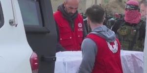 مجمع ناصر الطبي يستقبل 30 جثمانا لأسرى فلسطينيين ضمن صفقة التبادل - الأول نيوز