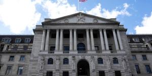 الدولار يتراجع والإسترليني يرتفع - الأول نيوز