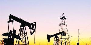 النفط يهبط وسط مخاوف فائض المعروض - الأول نيوز