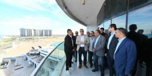 وزير الإسكان يتفقد برج LD08 ضمن الأبراج الشاطئية وكومبوند” مزارين” بمدينة العلمين الجديدة - الأول نيوز