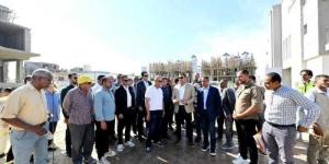 وزير الإسكان يتفقد مشروع ”مارينا ٨” وتطوير الطريق الرئيسي لمدخل مارينا 5 - الأول نيوز
