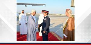 وزير الداخلية يستقبل وزير الداخلية العماني لدى وصوله البحرين - الأول نيوز