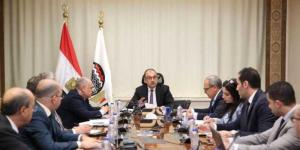 وزير قطاع الأعمال يجتمع بالرؤساء التنفيذيين للشركات القابضة لمتابعة موقف تطبيق نظام ”ERP” - الأول نيوز