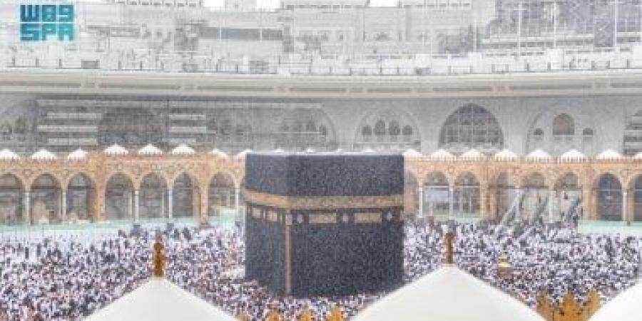 مشهد بديع التقطته الكاميرات.. سقوط أمطار على المسجد الحرام (صور) - الأول نيوز
