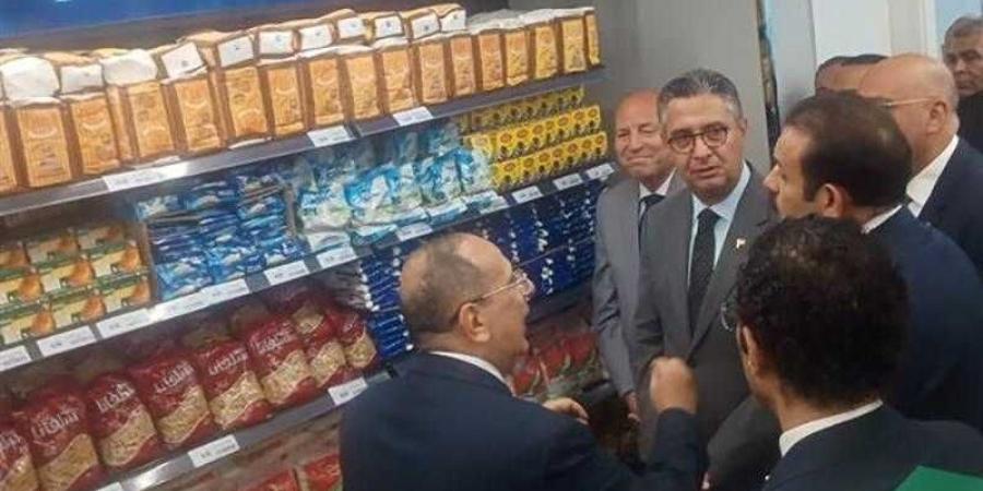 وزير التموين يفتتح أول 3 منافذ سلعية ضمن أكبر سلسلة تجارية حكومية - الأول نيوز