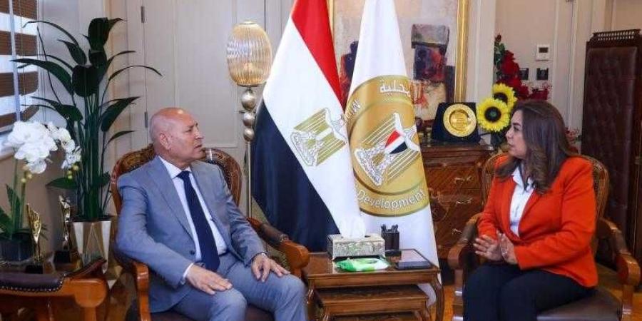 وزيرة التنمية المحلية تتابع مع محافظ القاهرة المشروعات التنموية والخدمية - الأول نيوز