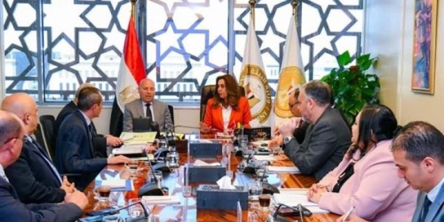 وزيرة التنمية تجتمع مع محافظ القاهرة لبحث سبل وإجراءات النقل الآمن لمجزر البساتين إلى ١٥ مايو - الأول نيوز