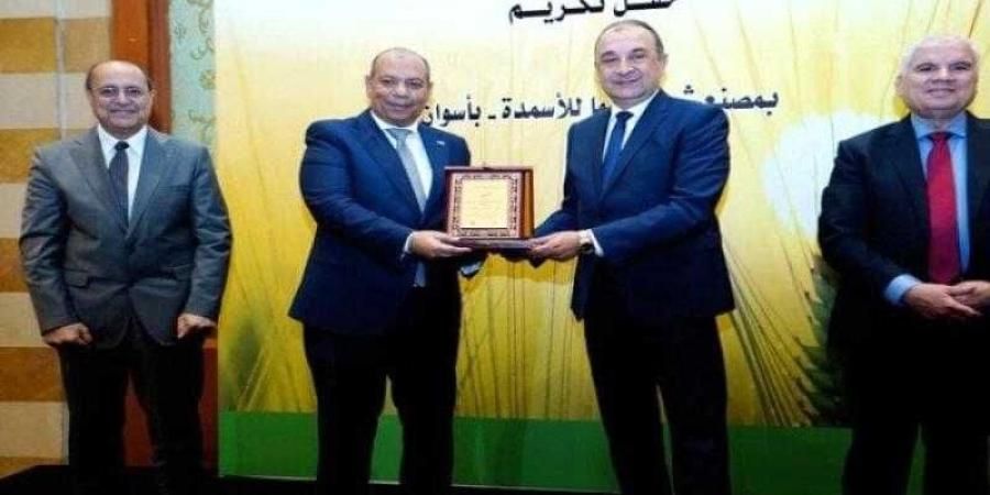 وزير قطاع الأعمال يشهد تكريم عدد من الشركات المصرية المشاركة في أعمال صيانة بشركة ”كيما” - الأول نيوز