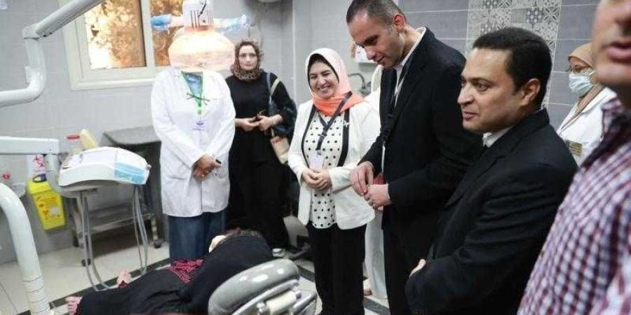 نائب وزير الصحة يتفقد منشآت صحية بمحافظة دمياط ويعقد اجتماعًا مع نائب المحافظ - الأول نيوز