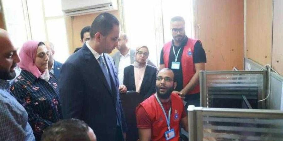 نائب وزير الصحة والسكان يتفقد غرفة الخط الساخن (137) بالإسكندرية - الأول نيوز