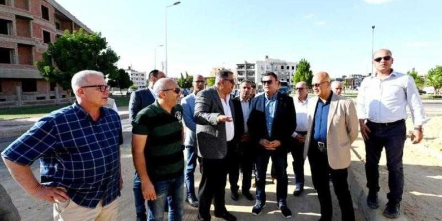 وزير الإسكان يتفقد محاور وطرق مدينة الشروق - الأول نيوز