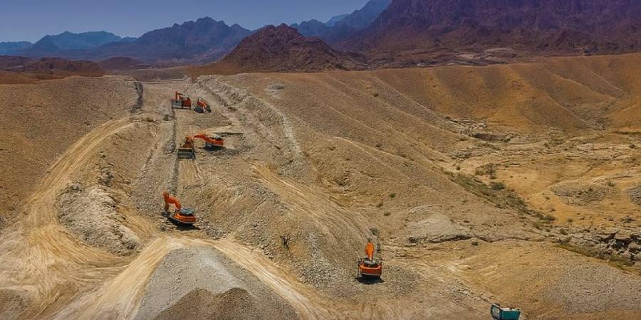 بدء حفر أنفاق مسار قطارات حفيت بين الإمارات وعُمان - الأول نيوز