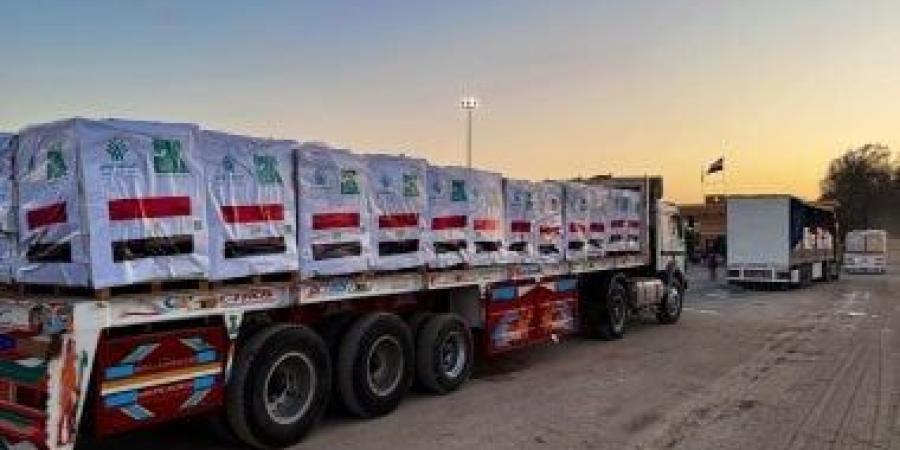 انطلاق أكبر قافلة إنسانية من معبرى كرم أبو سالم والعوجه باتجاه قطاع غزة - الأول نيوز