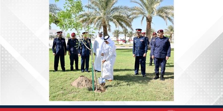 تماشيا مع توجيهات سمو ولي العهد رئيس مجلس الوزراء بإطلاق أسبوع الشجرة...وزير الداخلية يؤكد أهمية تعزيز الاستدامة البيئية وتعزيز الوعي البيئي بأهمية زراعة الأشجار - الأول نيوز