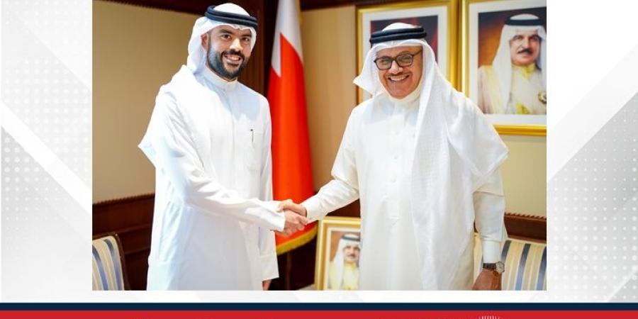 وزير الخارجية يستقبل الموظف عبد الله أمين العامر بمناسبة قبوله ضمن منتسبي الدفعة الحادية عشرة من برنامج رئيس مجلس الوزراء لتنمية الكوادر الحكومية - الأول نيوز