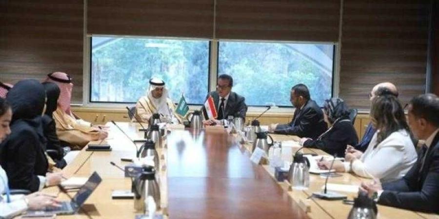 نائب رئيس مجلس الوزراء يبحث مع وزير الصحة السعودي تعزيز التعاون الصحي المشترك وتوطين الصناعات الدوائية - الأول نيوز