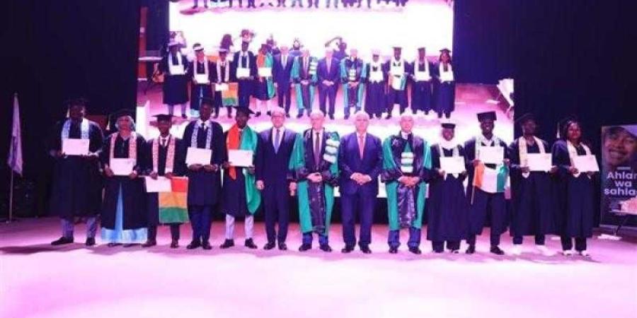وزير التعليم العالي يشهد حفل تخرج الدفعة (19) من جامعة سنجور بالإسكندرية - الأول نيوز