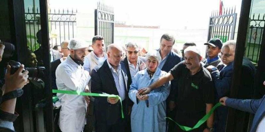 وزير الصناعة والنقل يفتتح مصنعاً لتصدير الحاصلات الزراعية و3 خطوط إنتاج دوائية بمصنع لمستحضرات التجميل - الأول نيوز