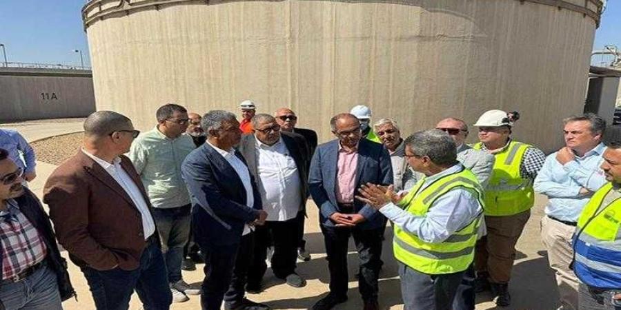نائب وزير الإسكان يتفقد محطة معالجة الصرف الصحي بالجبل الأصفر بمرحلتيها الأولى والثانية - الأول نيوز
