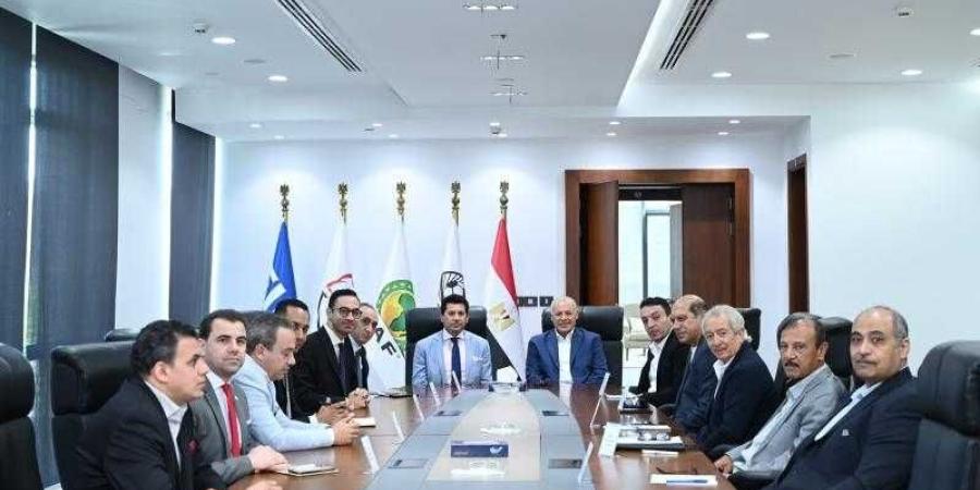 وزير الرياضة يلتقي رئيس الاتحاد المصري لكرة القدم - الأول نيوز