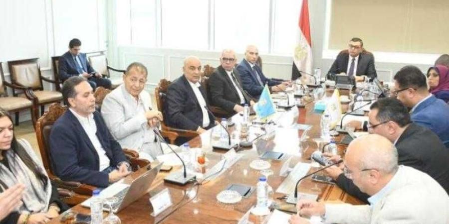 وزير الإسكان يلتقى مسئولى شركة HDP ضمن سلسلة اجتماعات متابعة موقف مبيعات وتسويق المشروعات بالمدن الجديدة - الأول نيوز
