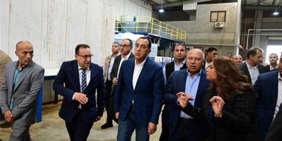 رئيس الوزراء يفتتح مصنع ”سيناي للمستلزمات الطبية” لتوطين صناعة القفازات الطبية - الأول نيوز