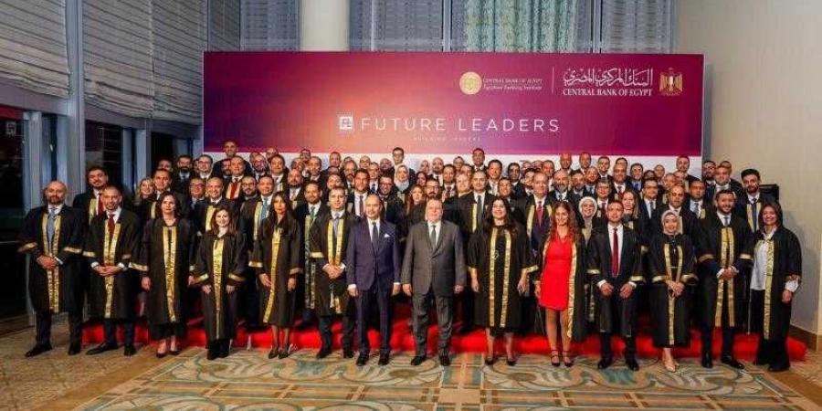 محافظ البنك المركزي يشهد حفل تخرج دفعات جديدة من برنامج ”قيادات المستقبل” - الأول نيوز