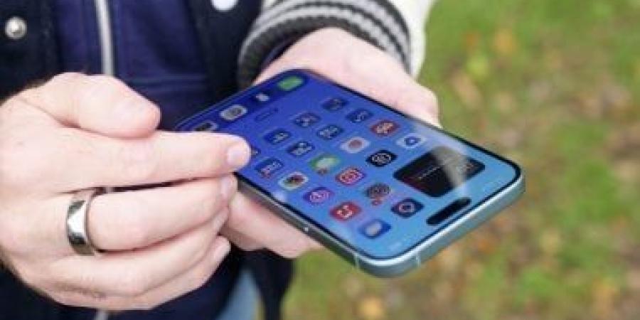 لو تليفونك معدلش التوقيت الشتوي.. اعرف إزاي تظبط الساعة بنفسك - الأول نيوز