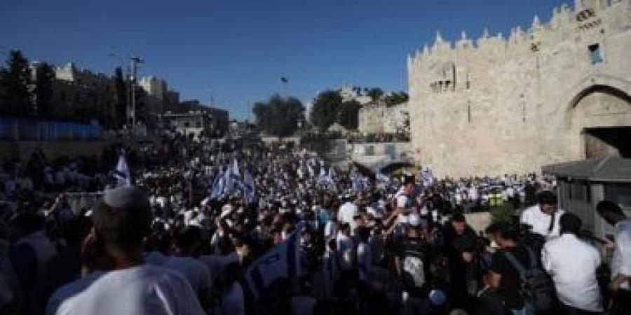 مستوطنون يحرقون مركبتين لفلسطينيين شرق رام الله - الأول نيوز