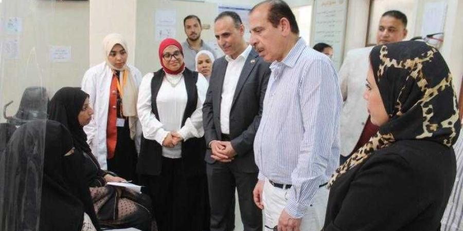 نائب وزير الصحة يرصد ملاحظات في منشآت صحية ببني سويف ويحدد مهلة 30 يومًا لتلافيها - الأول نيوز