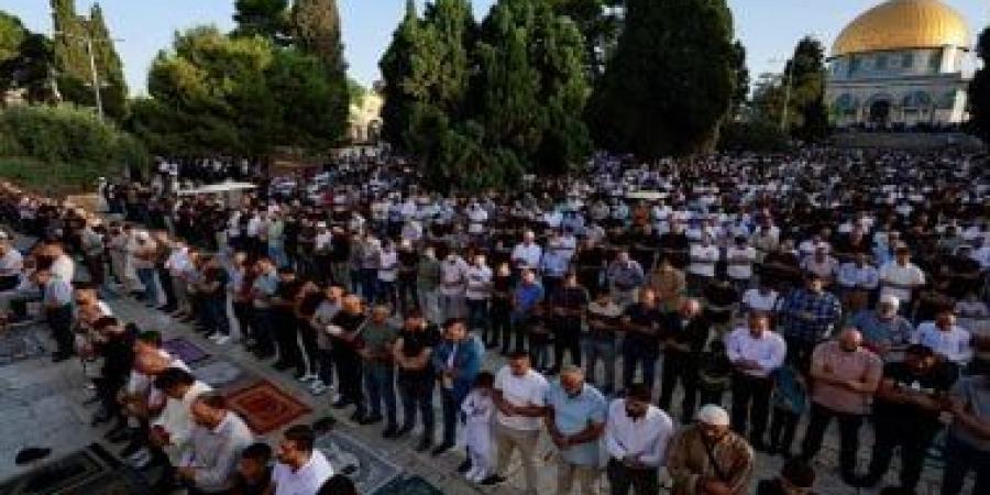 آلاف المصلين يؤدون صلاة الجمعة فى المسجد الأقصى - الأول نيوز