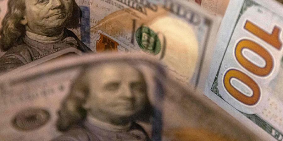 الدولار يرتفع في بداية تعاملات نوفمبر.. قرب أعلى مستوى في 3 أشهر - الأول نيوز
