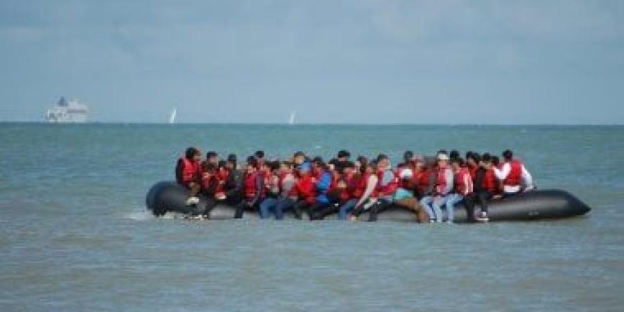 ضبط 19 مهاجرا غير قانونى وتوقيف أحد المهربين فى بنغازى - الأول نيوز