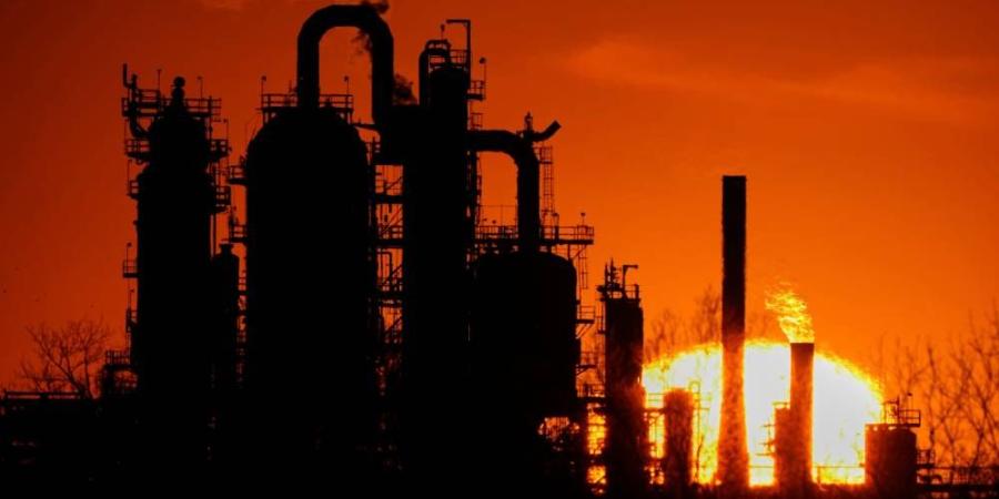 النفط يتراجع وسط عمليات بيع بالأسواق المالية وزيادة المخزونات الأمريكية - الأول نيوز