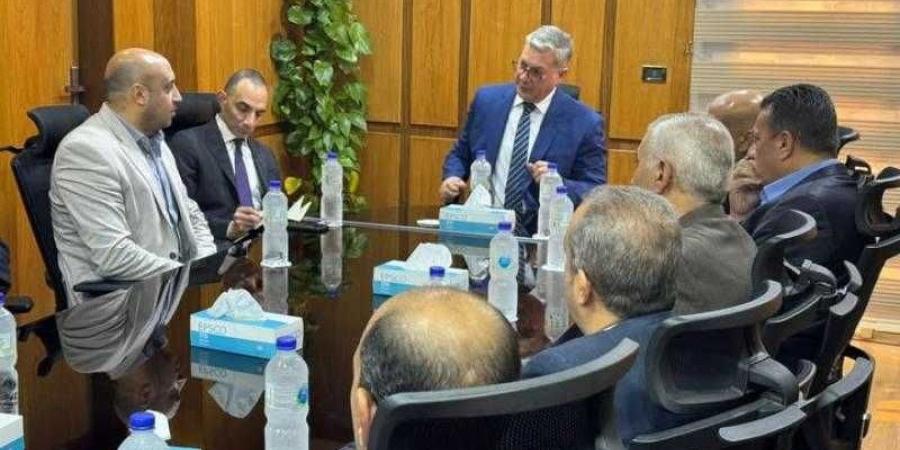 وزير البترول والثروة المعدنية يجري زيارة مفاجئة لشركة أبسكو لمتابعة سير العمل ودعم تنفيذ الأنشطة - الأول نيوز