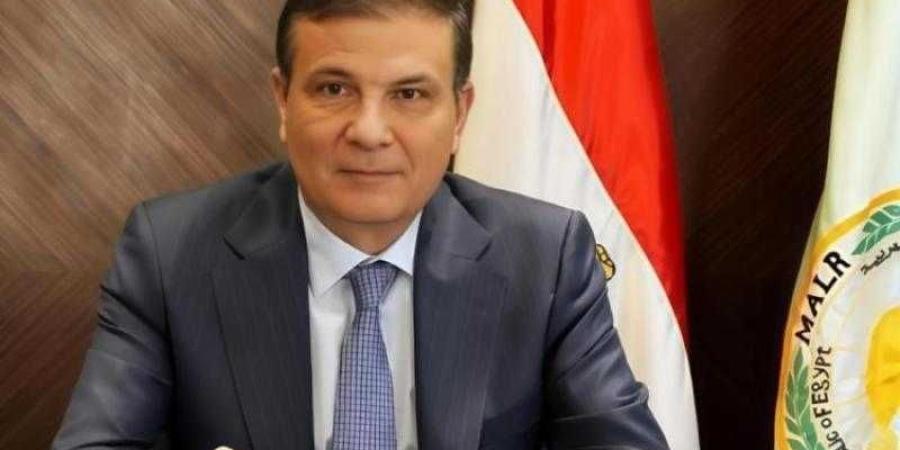 وزير الزراعة يحيل مسؤولي 4 جمعيات زراعية وموظفين عموميين للنيابة العامة في 4 محافظات - الأول نيوز