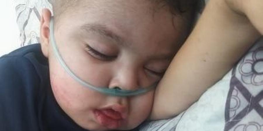 حياة الطفل عز الدين معلقة بالأكسجين والأمل أمام عجز المستشفيات فى غزة - الأول نيوز