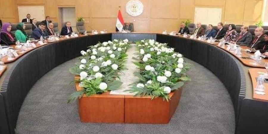 وزير الكهرباء يجتمع برؤساء شركات المصرية لنقل الكهرباء - الأول نيوز