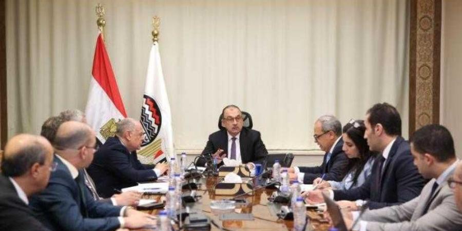 وزير قطاع الأعمال يجتمع بالرؤساء التنفيذيين للشركات القابضة لمتابعة موقف تطبيق نظام ”ERP” - الأول نيوز