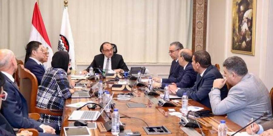 وزير قطاع الأعمال يلتقي تحالف شركتي ”إنفيجن إنيرجي” و”بنشمارك باور إنترناشونال” - الأول نيوز