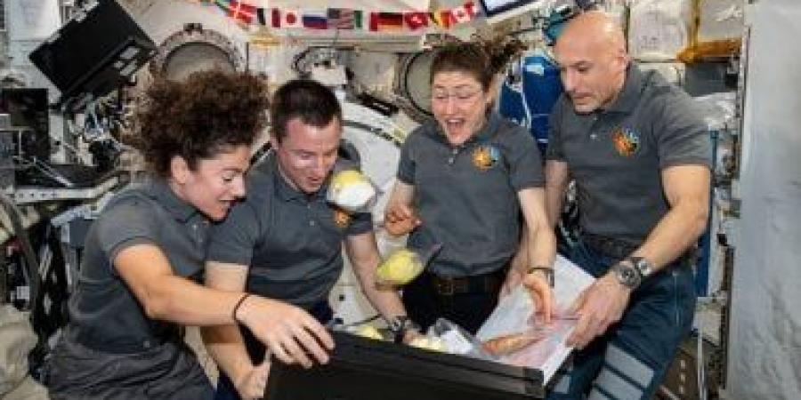 رواد الفضاء بياكلوا إيه خارج كوكب الأرض وبيحضروه إزاى؟.. صور - الأول نيوز