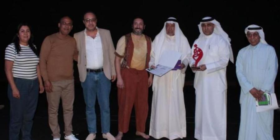 مسرحية ”ماسح الأحذية” تتوَّج بجائزتين في مهرجان الكويت الدولي للمونودراما - الأول نيوز