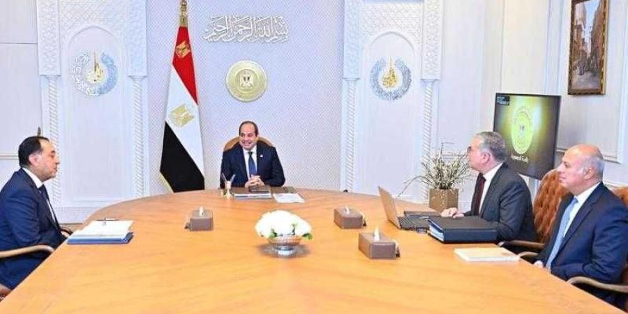 الرئيس السيسي يجتمع مع رئيس الوزراء ووزير البترول - الأول نيوز