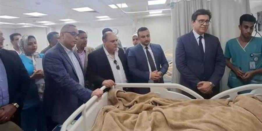 وزير الثقافة يزور طلاب أسوان المصابين في حادث طريق إسنا للاطمئنان على حالتهم الصحية - الأول نيوز