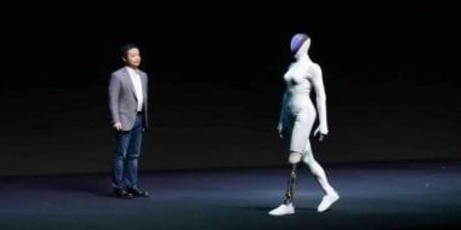 شركة صينية تقطع روبوتها البشرى على المسرح لإثبات عدم وجود إنسان داخله - الأول نيوز